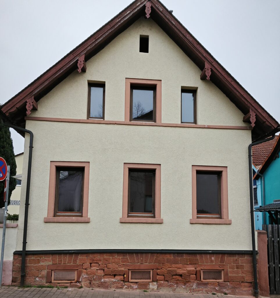 Kleines Haus mit Hof, Garten und Anbau direkt in Obernburg in der Nähe der Altstadt 2 Straßenansicht der Hausfassade in Obernburg mit Satteldach und Fenstern.